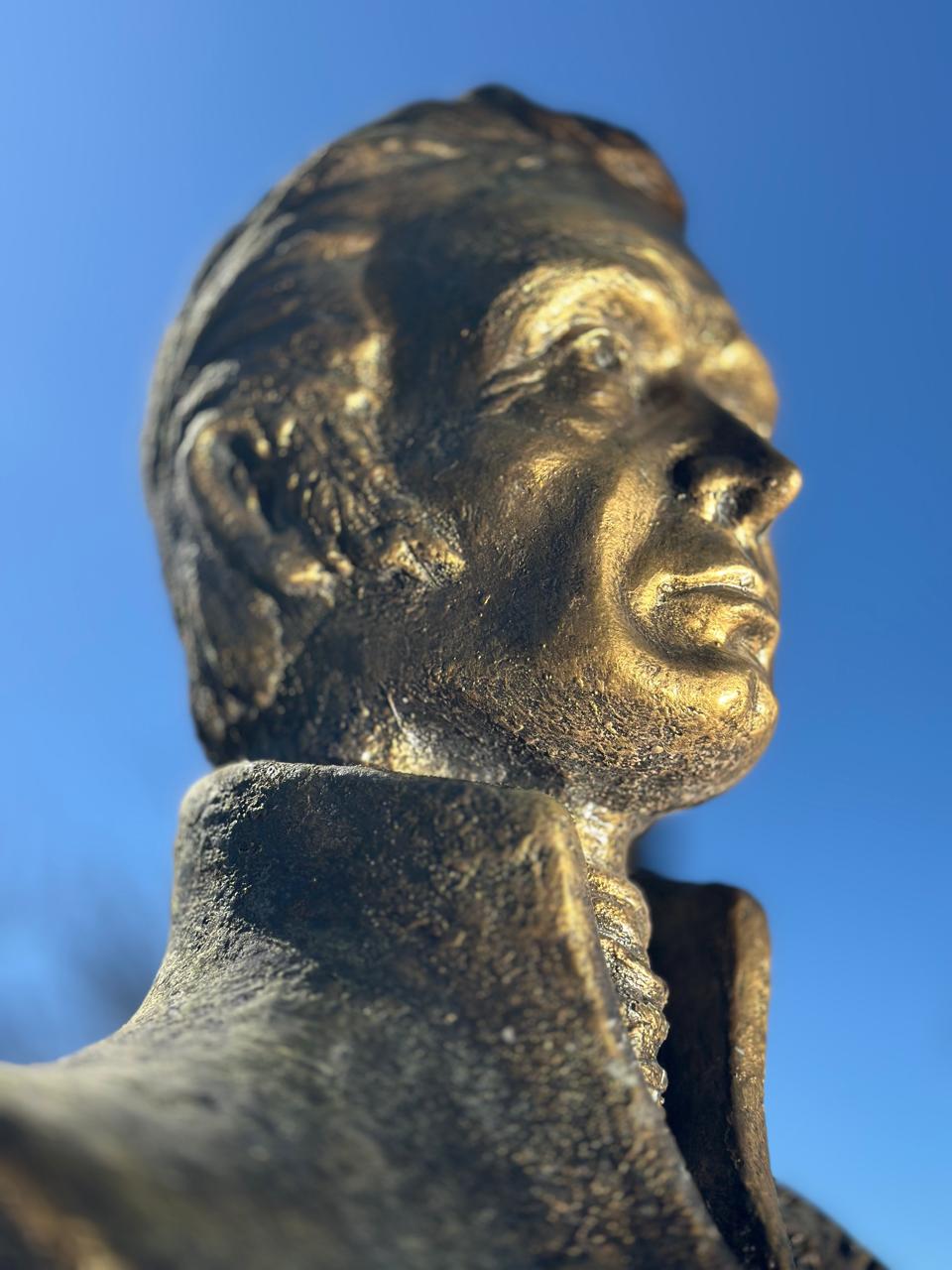 Registro fotográfico — detalle de busto en bronce