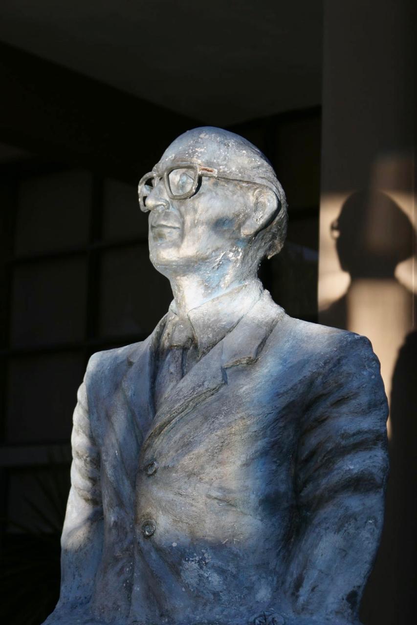 Registro fotográfico — monumento en cemento
