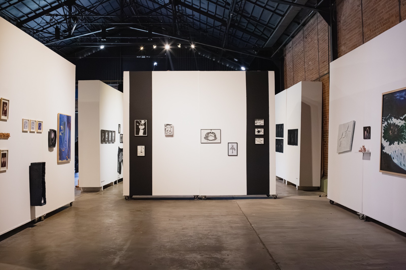 Vista de sala de la Microferia de arte Rosario 2026