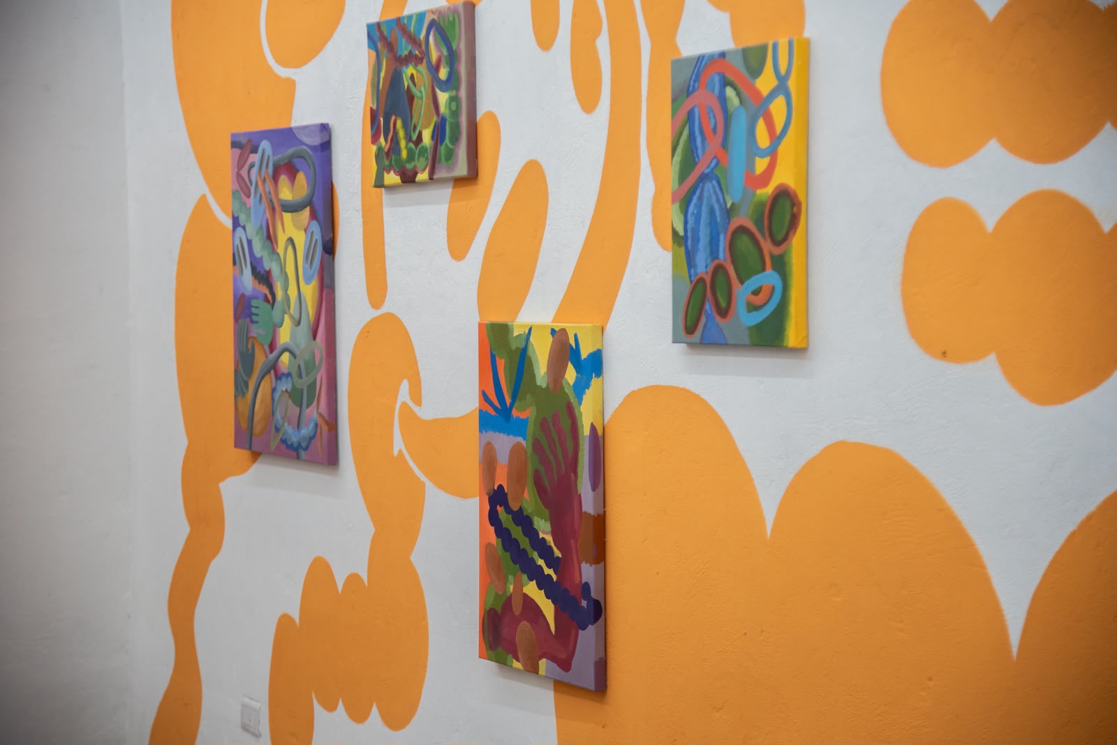 Muro mural y obras en sala — Cauces