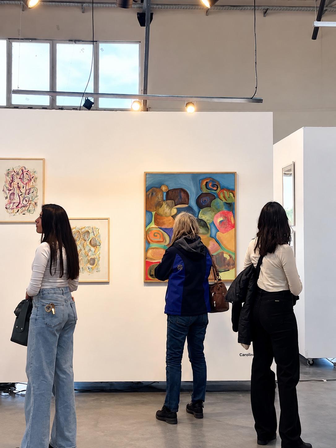 Visitantes frente a obras de Carolina Hirschhorn en la Feria de Arte Paraná 2026