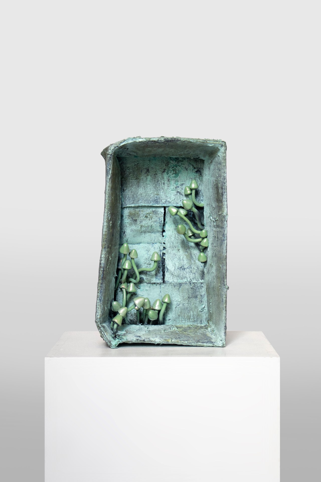 Sin título — cartón, papel maché, masilla epoxy, óxido de bronce, pintura bicapa y lata, 2025