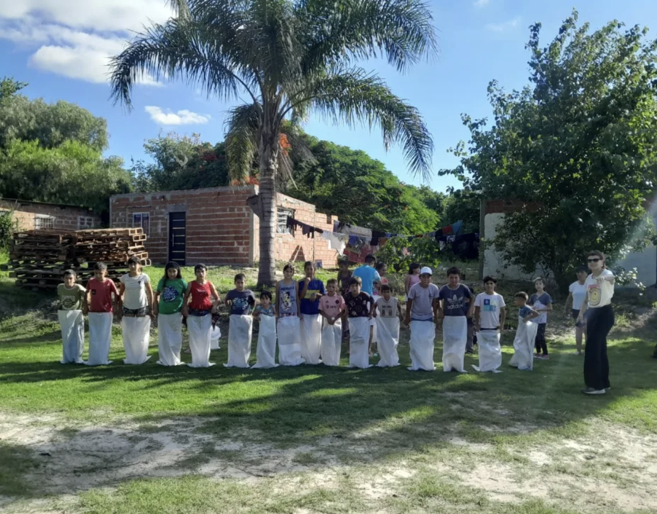 Carrera de bolsas con los gurises